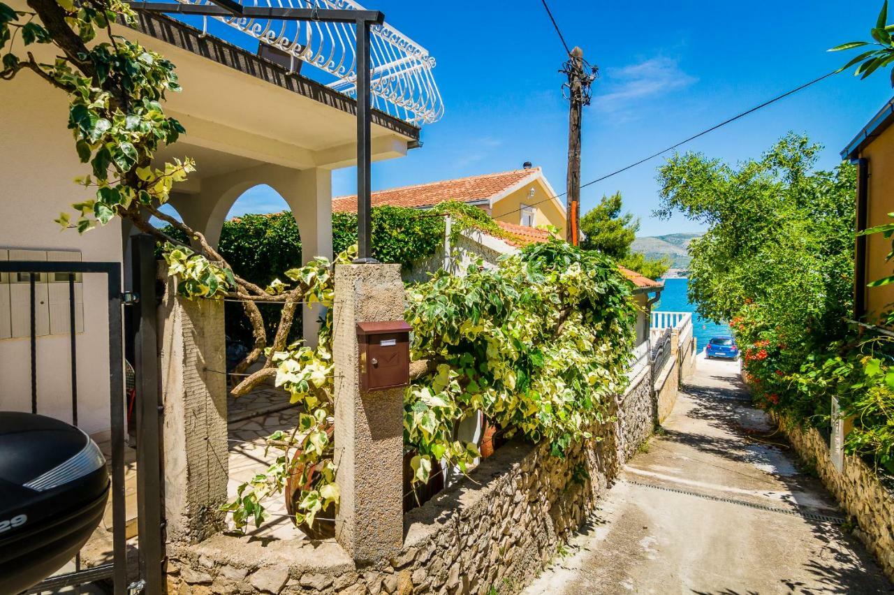 Apartment "On The Beach" Trogir Dış mekan fotoğraf