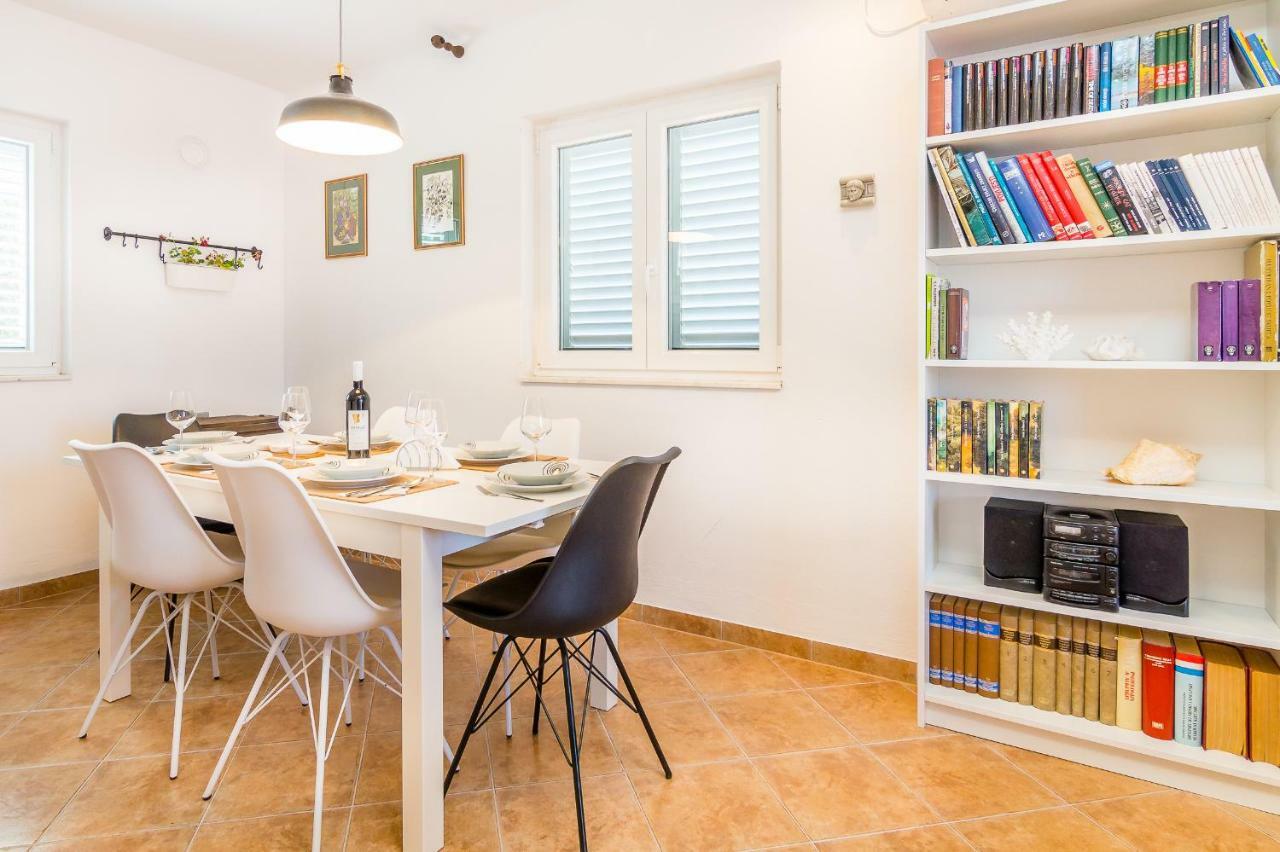 Apartment "On The Beach" Trogir Dış mekan fotoğraf