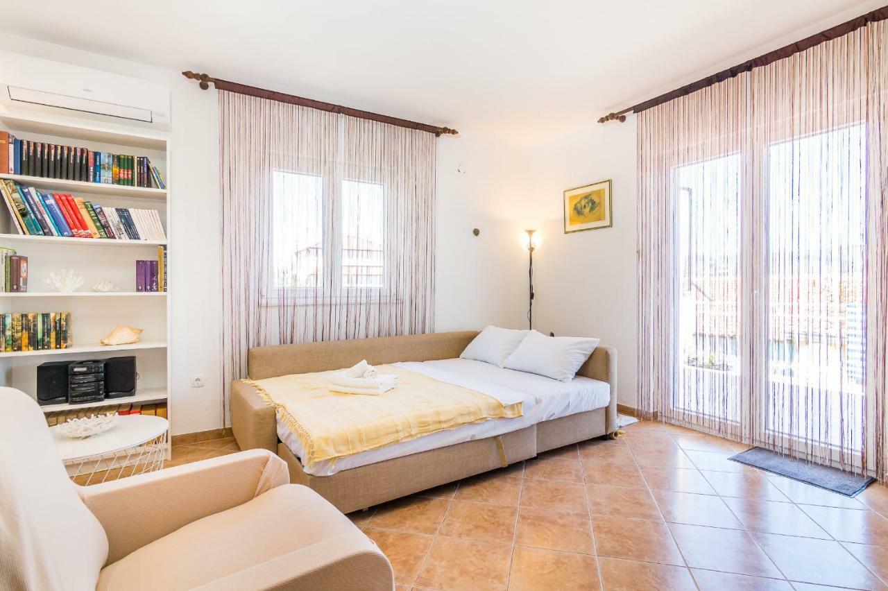 Apartment "On The Beach" Trogir Dış mekan fotoğraf