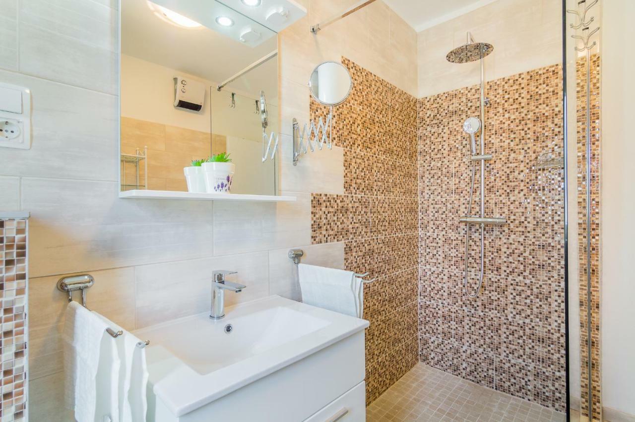 Apartment "On The Beach" Trogir Dış mekan fotoğraf