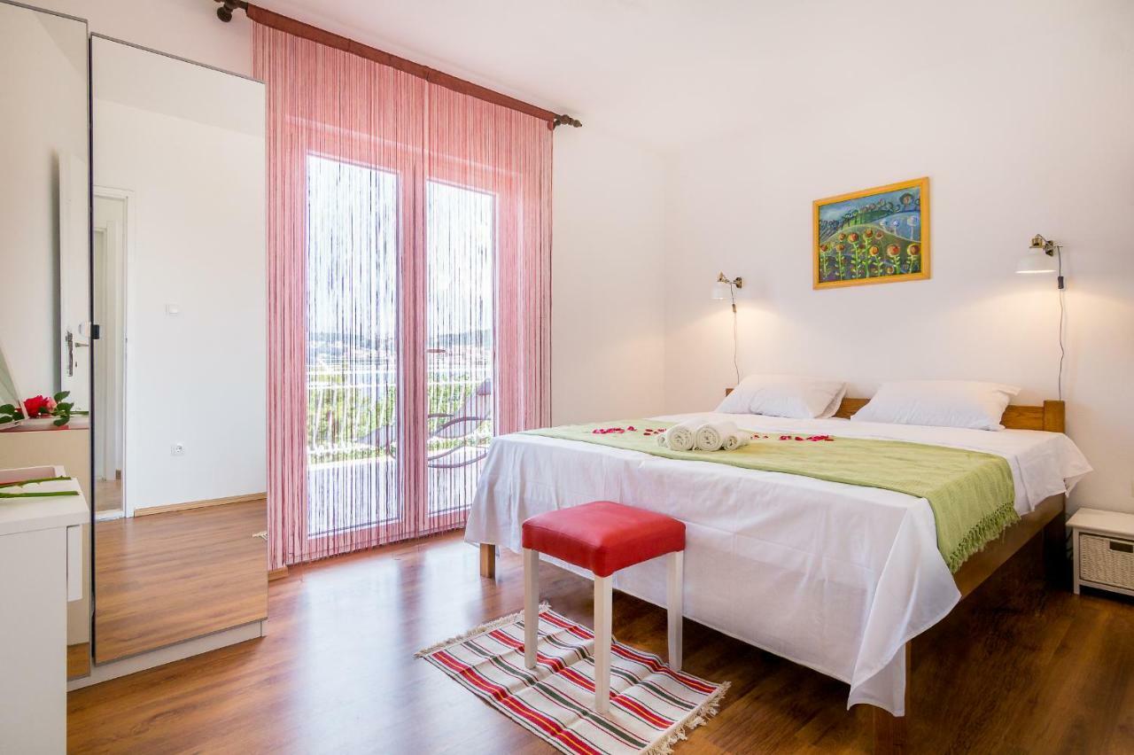 Apartment "On The Beach" Trogir Dış mekan fotoğraf